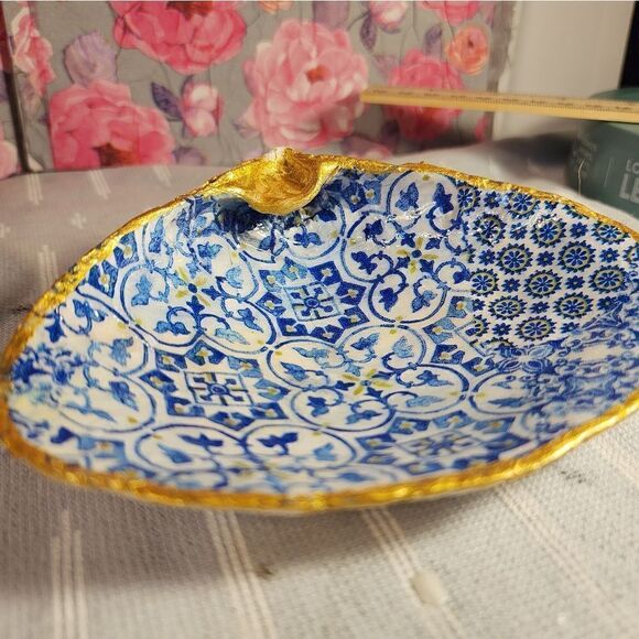 DECOUPAGE CLAM SHELL DECOUPAGE BLUE PATTERN ON A CLAM SHELL TRINKET DISH - Picture 7 of 11